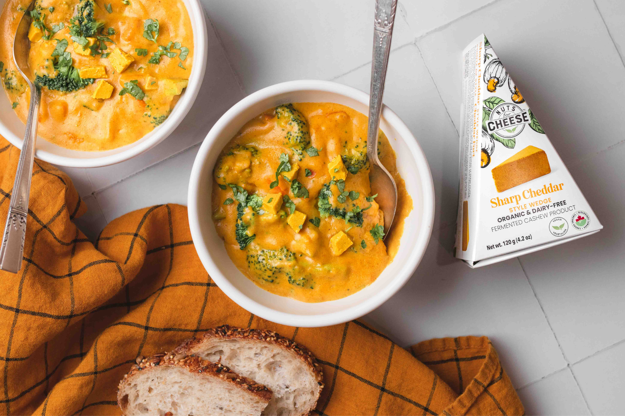 Soupe végétalienne au brocoli et au Cheddar