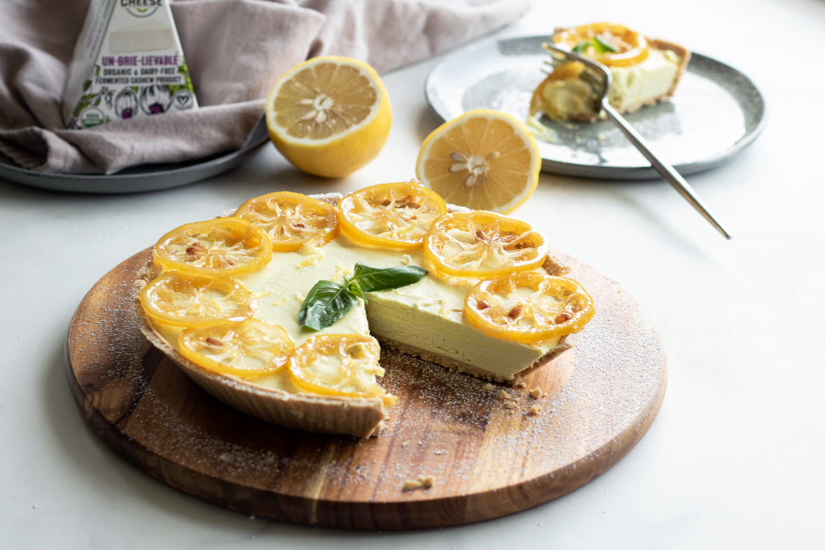Gâteau au fromage végétalien au citron avec écorce de citron confit