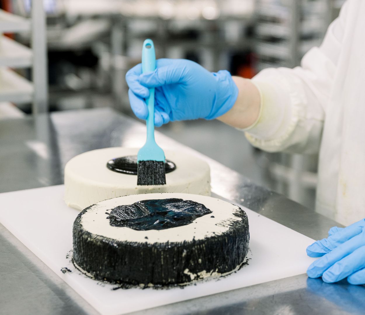 Nuts For Cheese™ membre de l'équipe dans l'établissement qui fabrique le morceau de fromage à l'ail noir sans produits laitiers