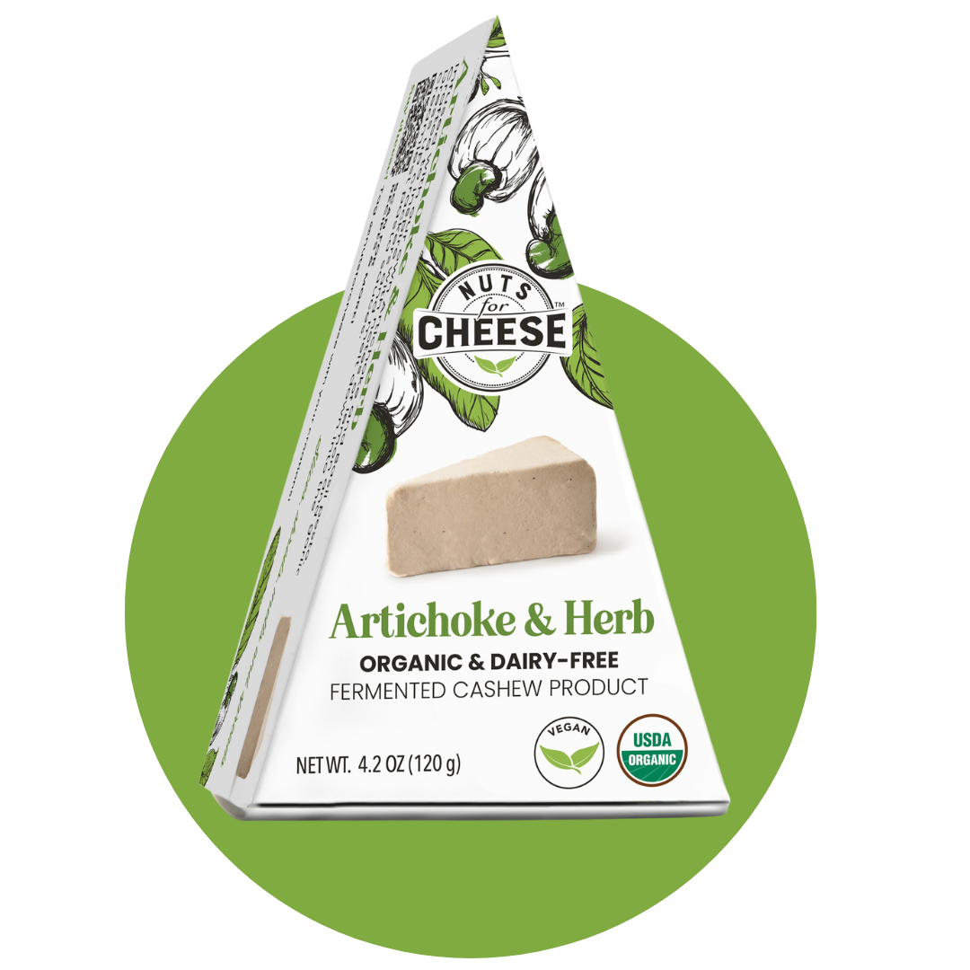 Nuts For Cheese™ Emballage de fromage fermenté Artichauts & Herbes, biologique et sans produits laitiers, sur fond de cercle vert.
