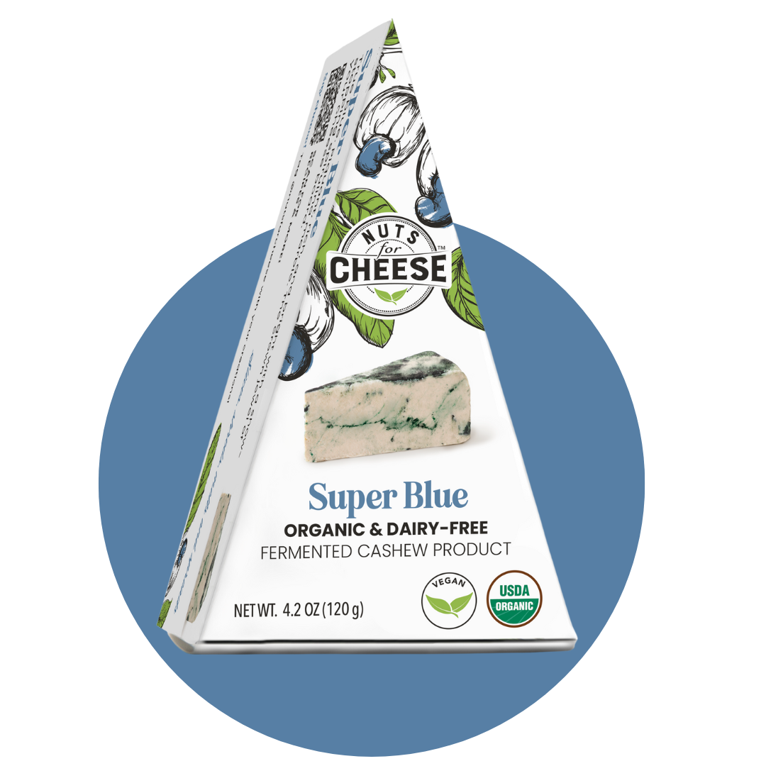 Nuts For Cheese™ Emballage de fromage Super Bleu fermenté, biologique et sans produits laitiers, sur fond de cercle bleu.