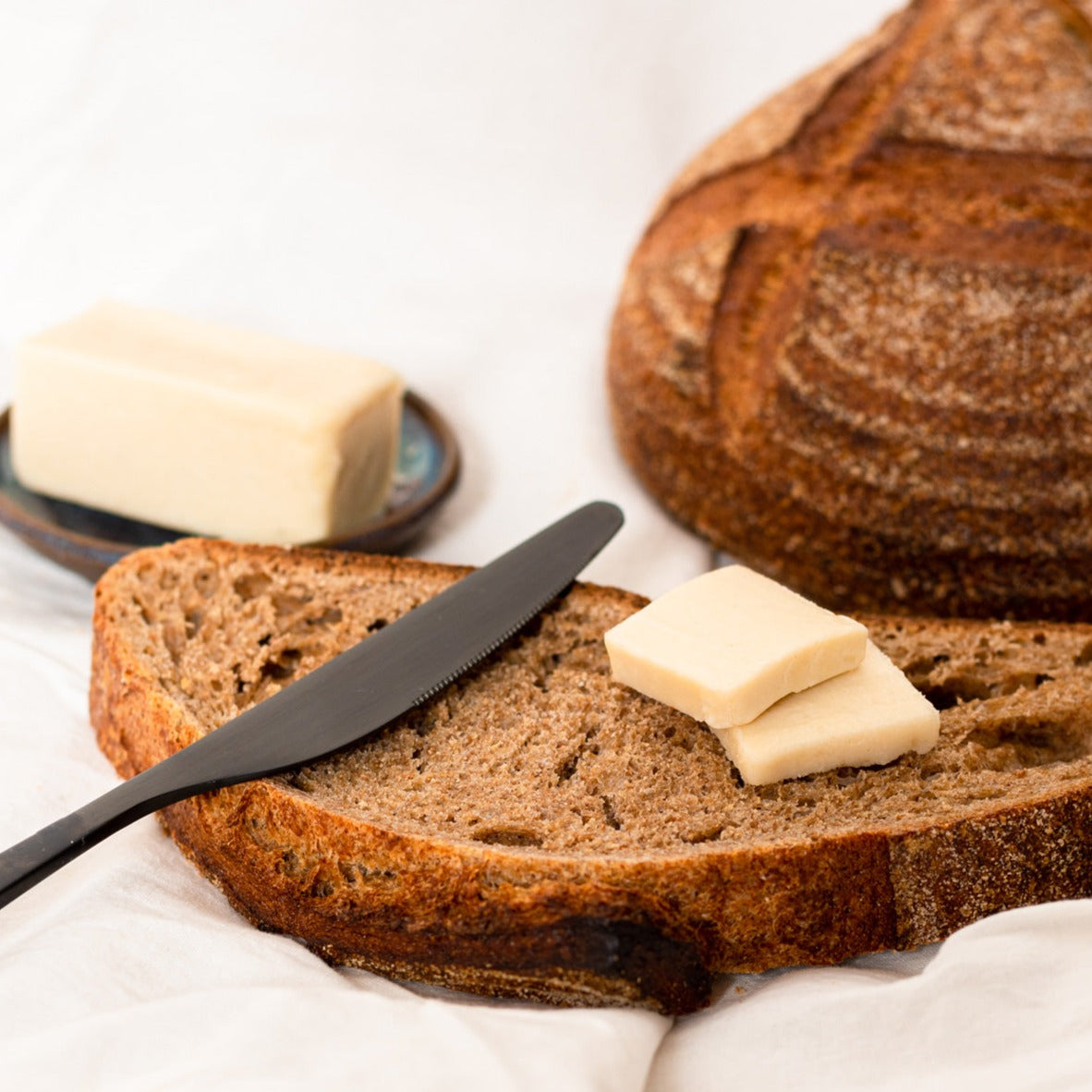 Pain avec Nuts For Butter™ Beurre salé original fermenté biologique et sans produits laitiers