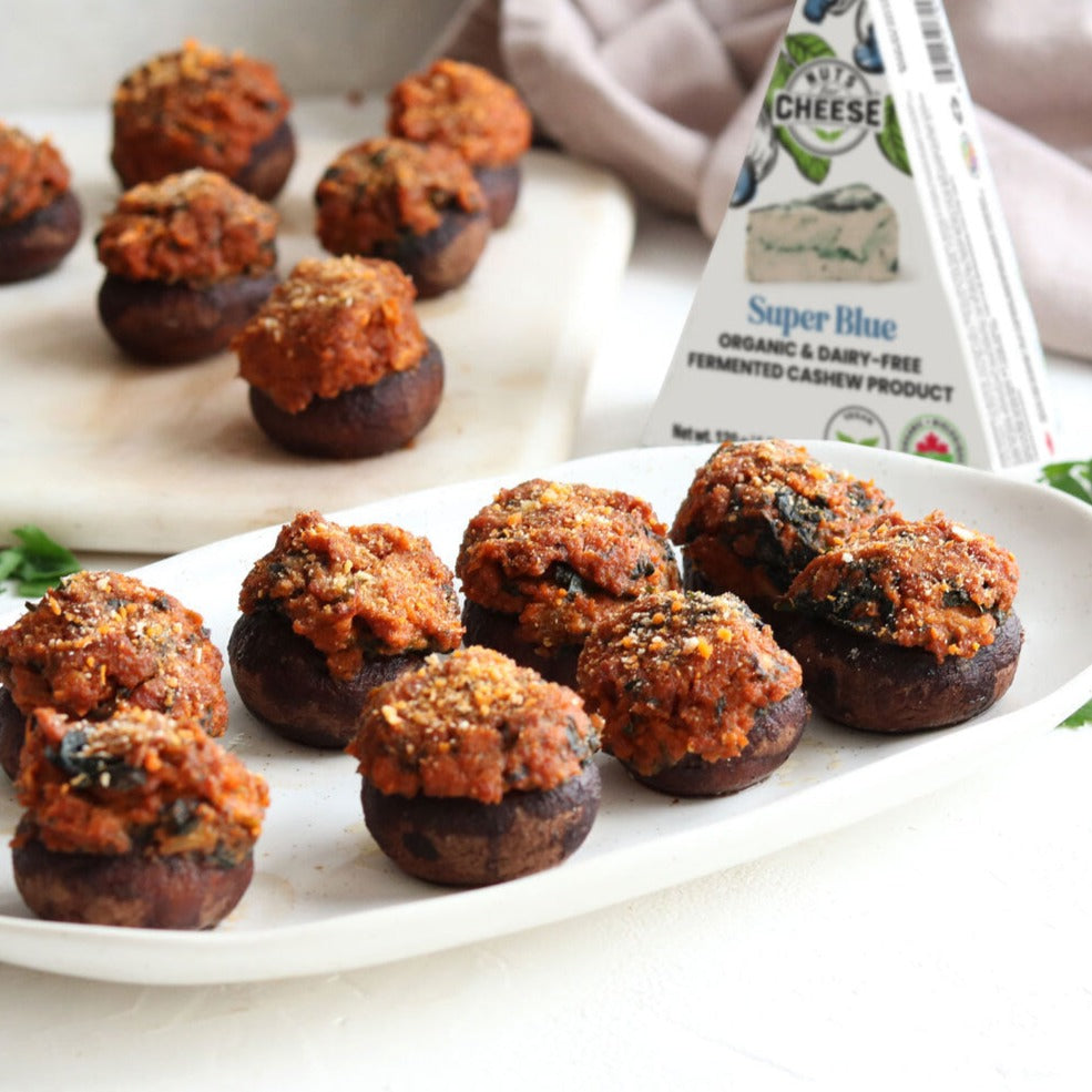 Champignons farcis au fromage et à la saucisse à base de plantes avec Nuts For Cheese™ . Fromage super bleu fermenté biologique et sans produits laitiers.