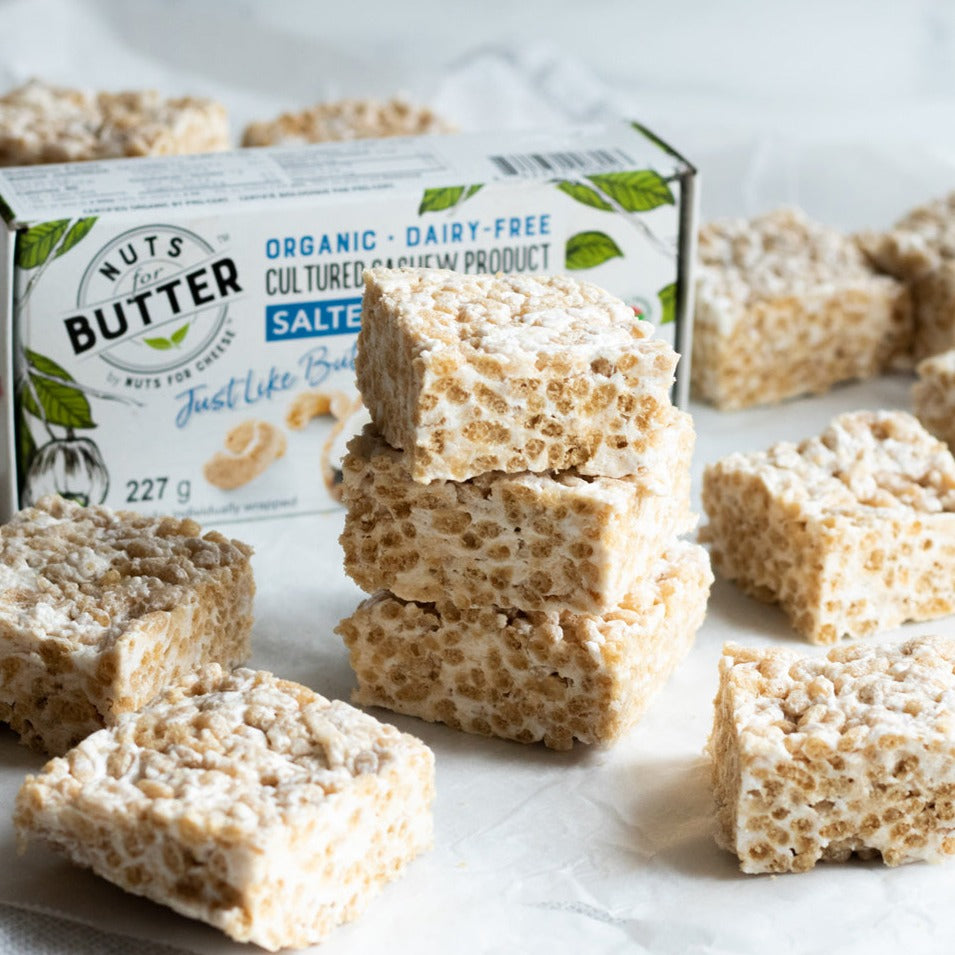 Carrés croustillants au riz à base de plantes avec Nuts For Butter™ Paquet de beurre salé original fermenté biologique et sans produits laitiers