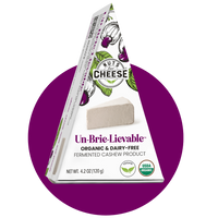 Nuts For Cheese™ Emballage de fromage de Brie fermenté biologique et sans produits laitiers sur fond de cercle violet