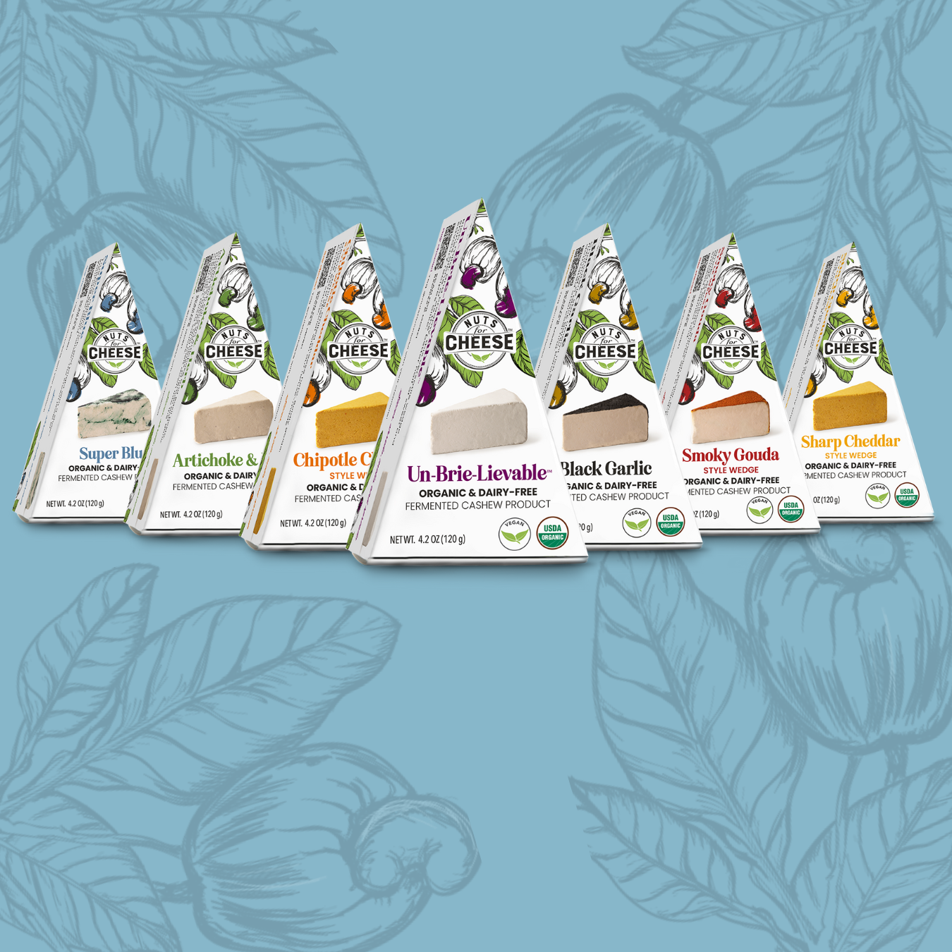 Nuts For Cheese™ collection de produits fromagers sans lait sur un fond bleu de fleurs de cajou