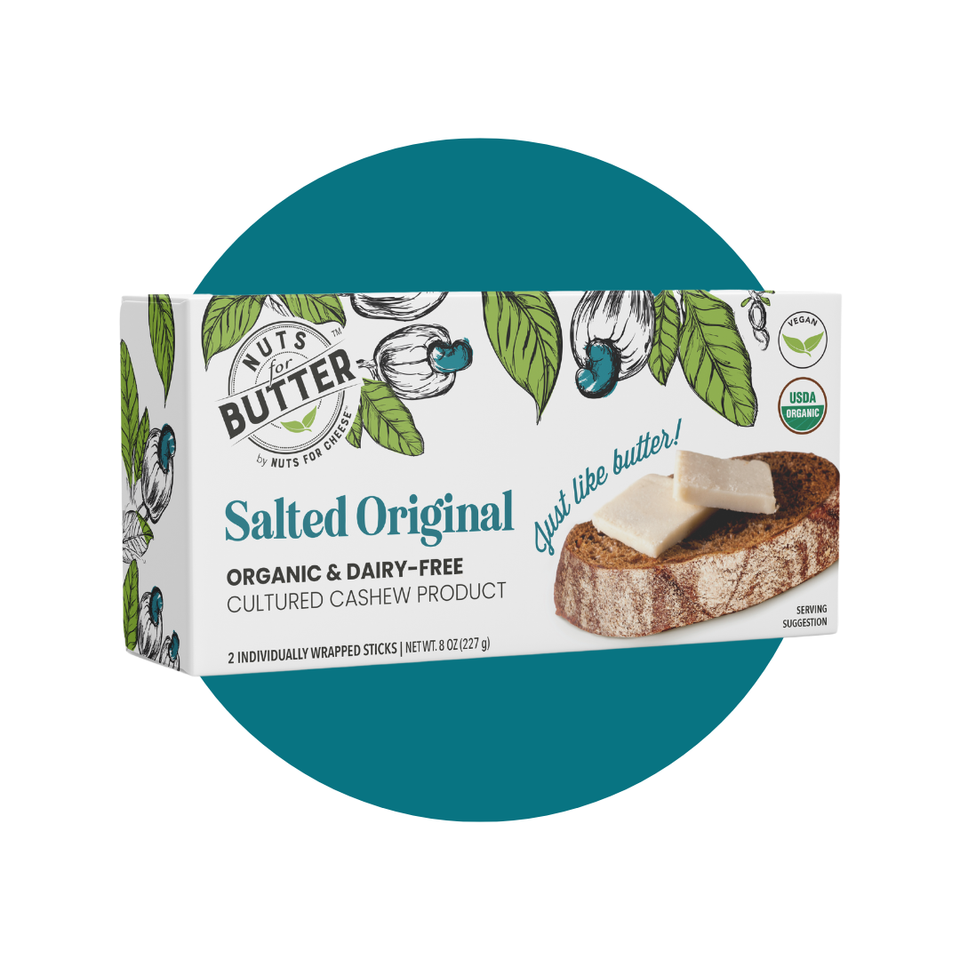 Nuts For Butter™ Paquet de beurre original salé fermenté biologique et sans produits laitiers sur un fond de cercle turquoise.