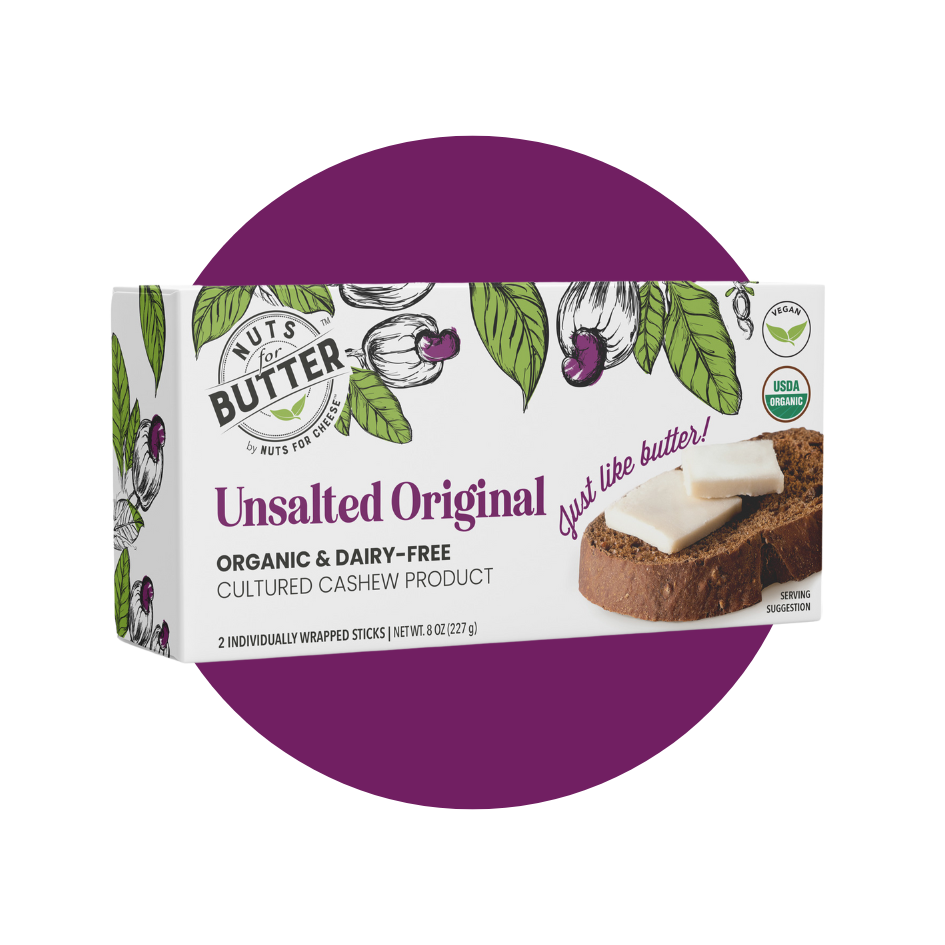 Nuts For Butter™ Paquet de beurre original non salé fermenté biologique et sans produits laitiers sur un fond de cercle violet.
