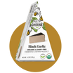 Nuts For Cheese™ Emballage de fromage à l'ail noir fermenté, biologique et sans produits laitiers, sur fond de cercle doré.