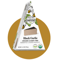 Nuts For Cheese™ Emballage de fromage à l'ail noir fermenté, biologique et sans produits laitiers, sur fond de cercle doré.