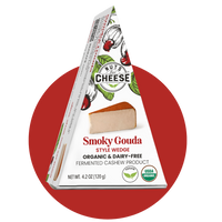 Nuts For Cheese™ Emballage de fromage Gouda fumé fermenté, biologique et sans produits laitiers, sur fond de cercle rouge.