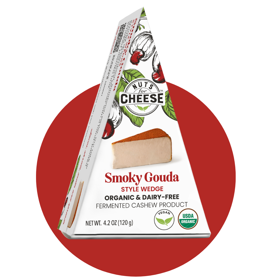 Nuts For Cheese™ Emballage de fromage Gouda fumé fermenté, biologique et sans produits laitiers, sur fond de cercle rouge.