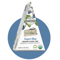 Nuts For Cheese™ Emballage de fromage Super Bleu fermenté, biologique et sans produits laitiers, sur fond de cercle bleu.
