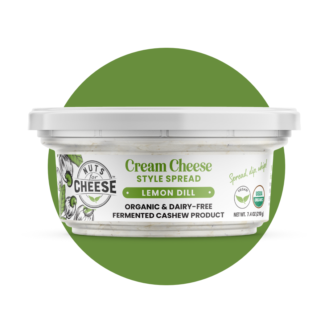 Nuts For Cream Cheese™ Emballage de fromage frais fermenté au citron et à l'aneth, biologique et sans produits laitiers, sur fond de cercle vert