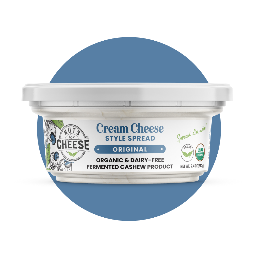 Nuts For Cream Cheese™ Emballage de fromage à la crème original fermenté, biologique et sans produits laitiers, sur fond de cercle bleu clair